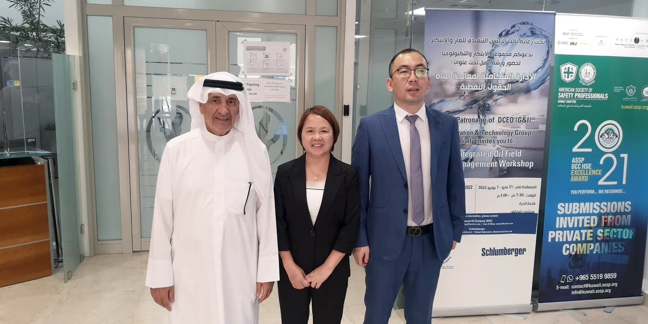 簽約照.png 簽約照.png