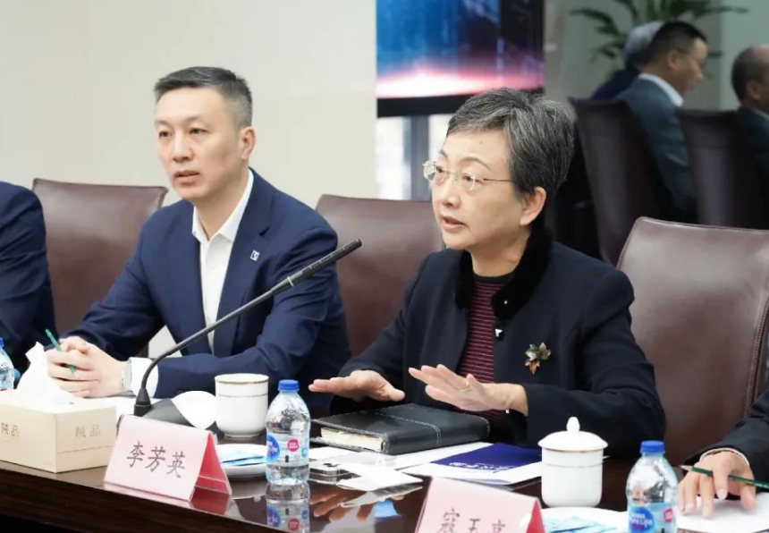 中石化高級(jí)副總裁劉宏斌一行益臨神開(kāi)參觀(guān)考察(圖4) 中石化高級(jí)副總裁劉宏斌一行益臨神開(kāi)參觀(guān)考察(圖4)